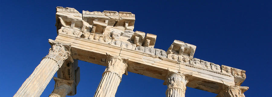 Roman Columns in front of a clear sky.